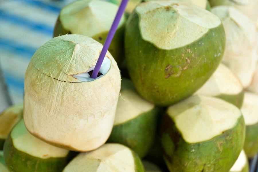 I 5 benefici dell’acqua di cocco