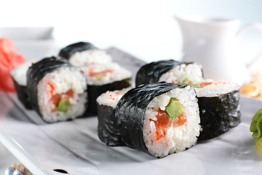 Sushi rolls di salmone e avocado