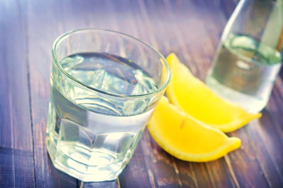 10 motivi per bere acqua e limone al mattino