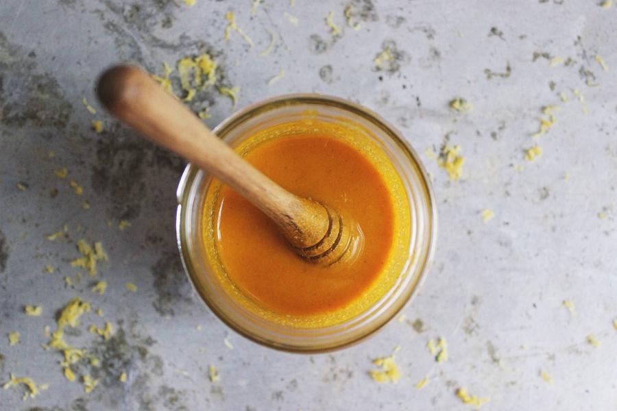 Curcuma e miele: toccasana naturale
